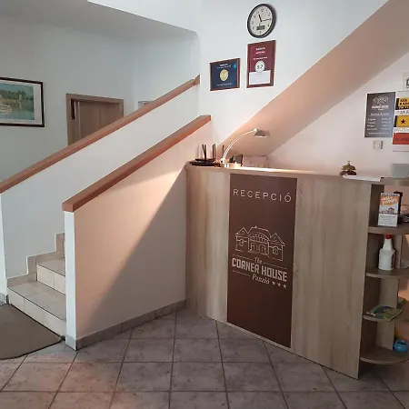 The Corner House Panzio 3* تاتا
