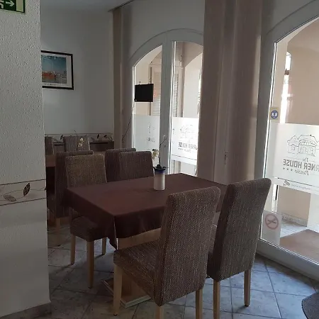 The Corner House Panzio 3*